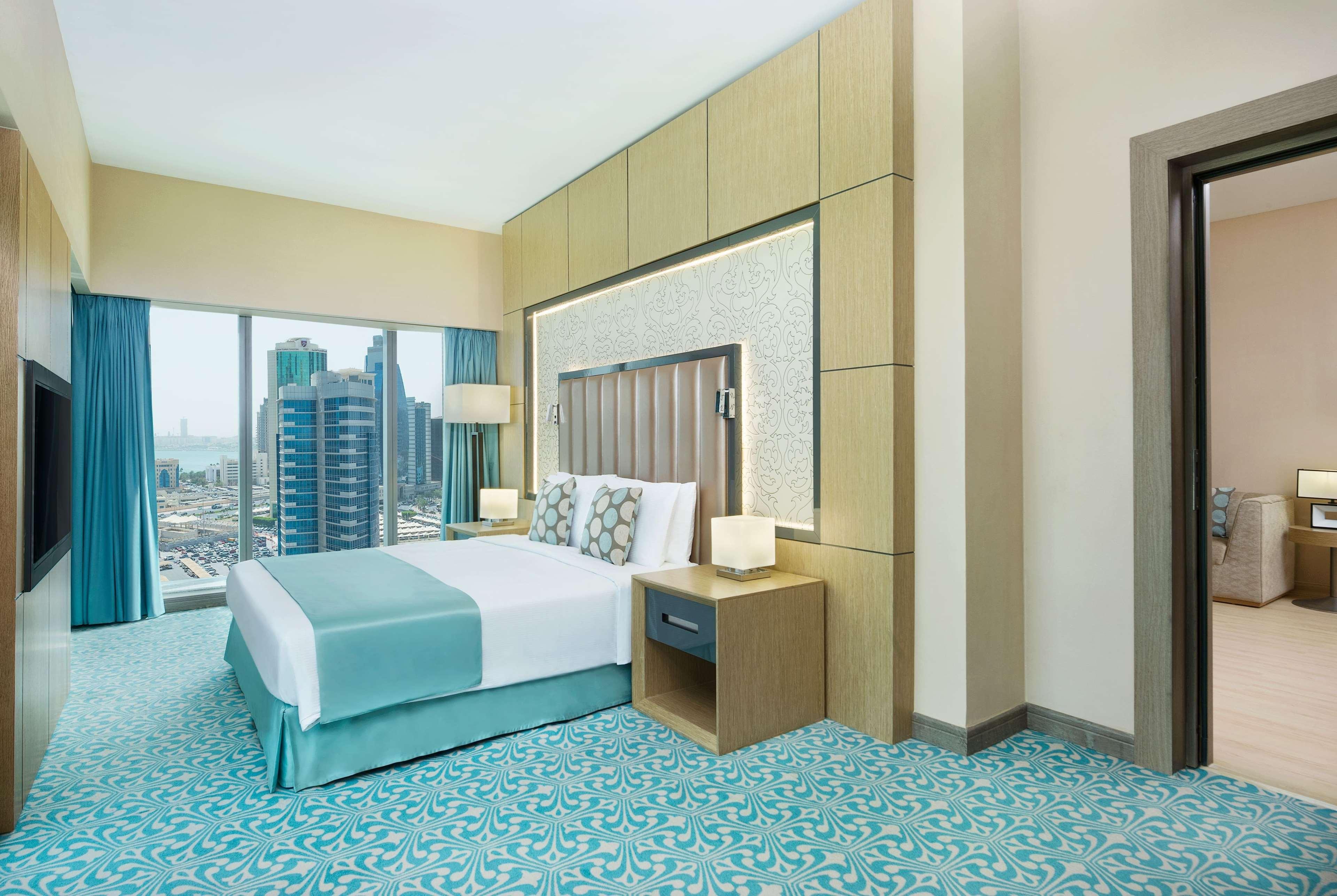 Wyndham Doha West Bay Hotel Ngoại thất bức ảnh A bedroom at the hotel