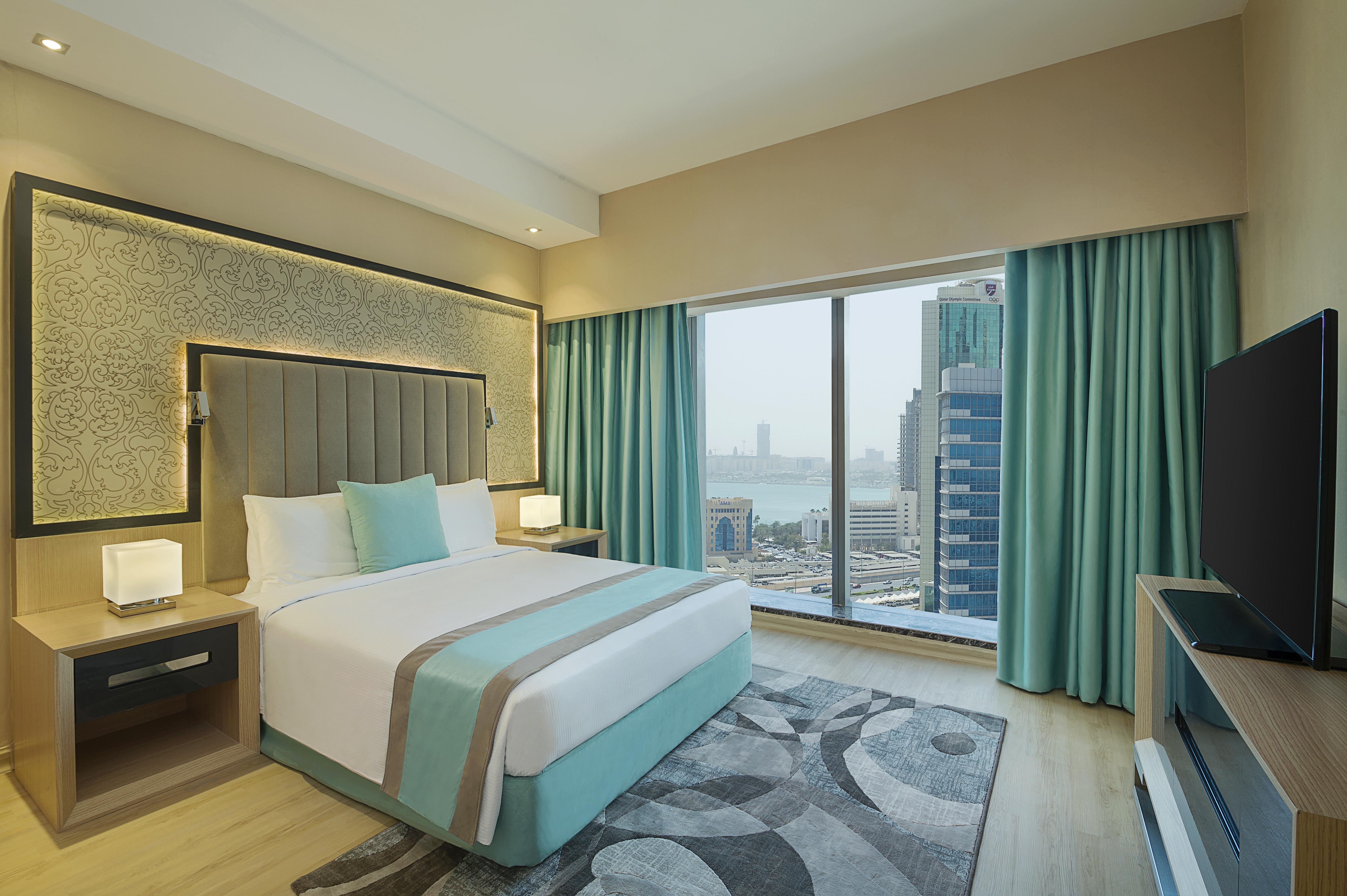 Wyndham Doha West Bay Hotel Ngoại thất bức ảnh A bedroom at the hotel