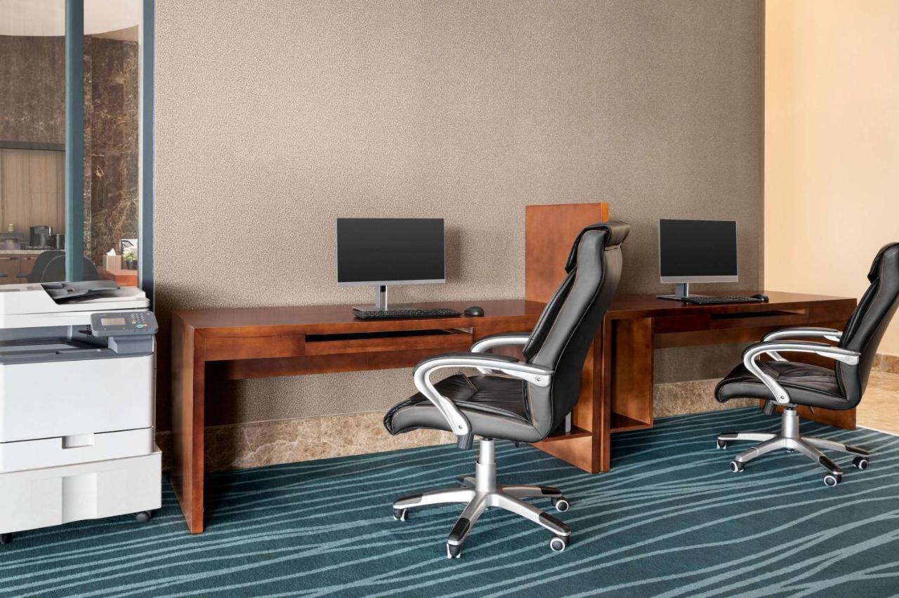 Wyndham Doha West Bay Hotel Ngoại thất bức ảnh Business center