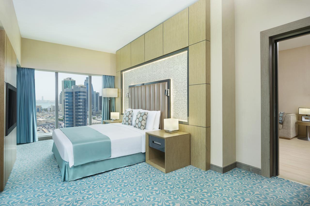 Wyndham Doha West Bay Hotel Ngoại thất bức ảnh A bedroom at the hotel